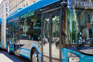 IVECO BUS führt seine neueste Hybridtechnologie in der mit Gas betriebenen Gelenkversion des URBANWAY ein .